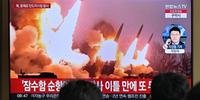 Coreanos acompanham notícias sobre lançamento