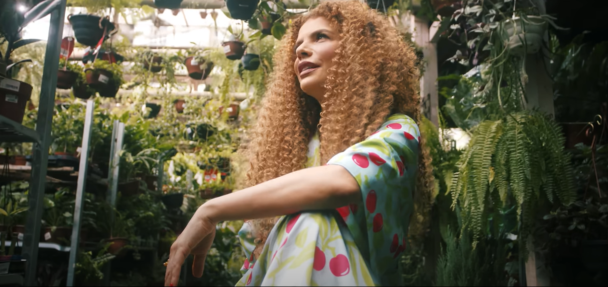 "Vem Doce", rec&eacute;m-lan&ccedil;ado pela cantora, &eacute; o s&eacute;timo disco de est&uacute;dio e o d&eacute;cimo na sua carreira