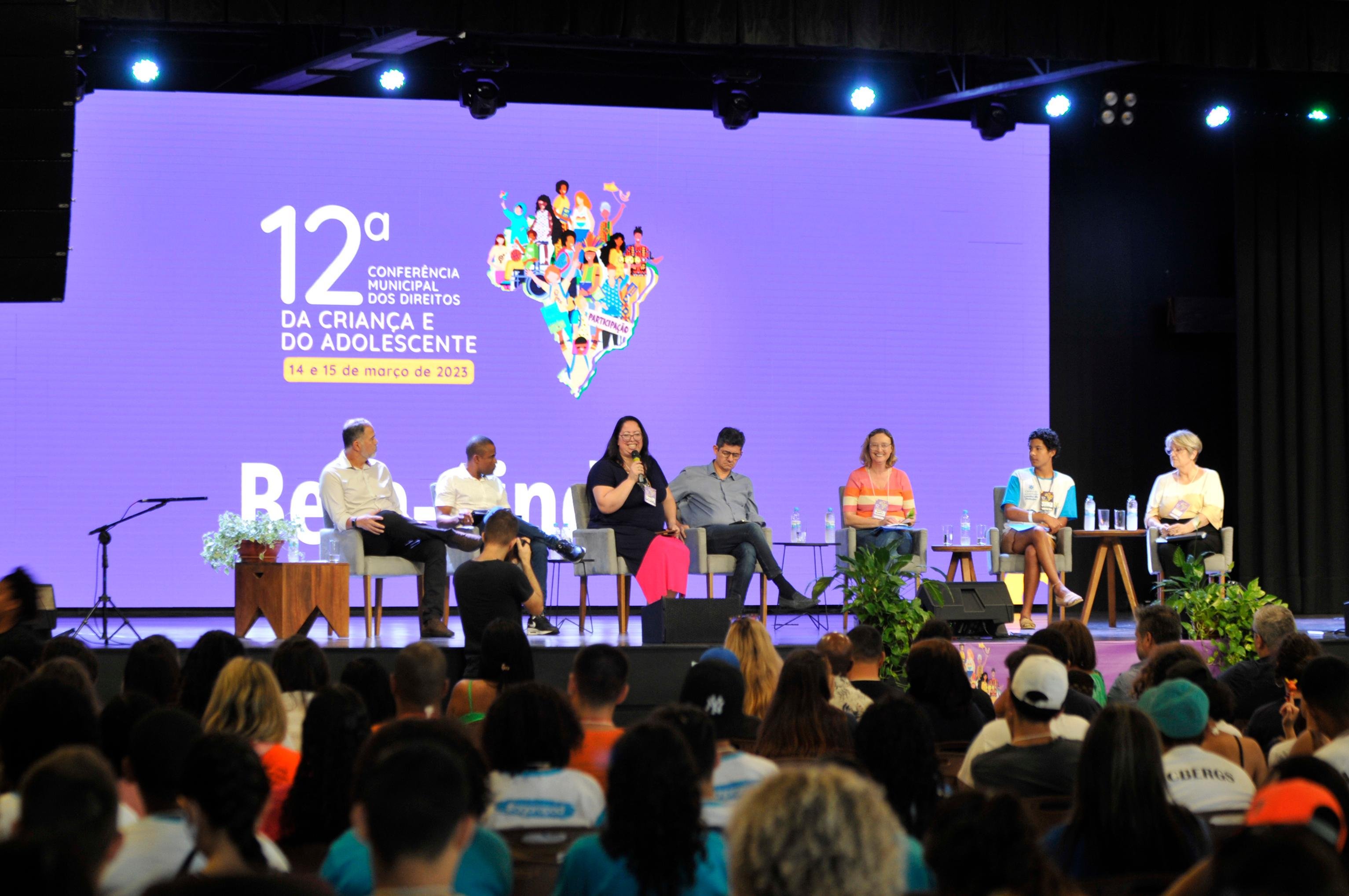 Abertura do evento reuniu representantes de diversos setores da sociedade voltados aos cuidado com as crian&ccedil;as e adolescentes