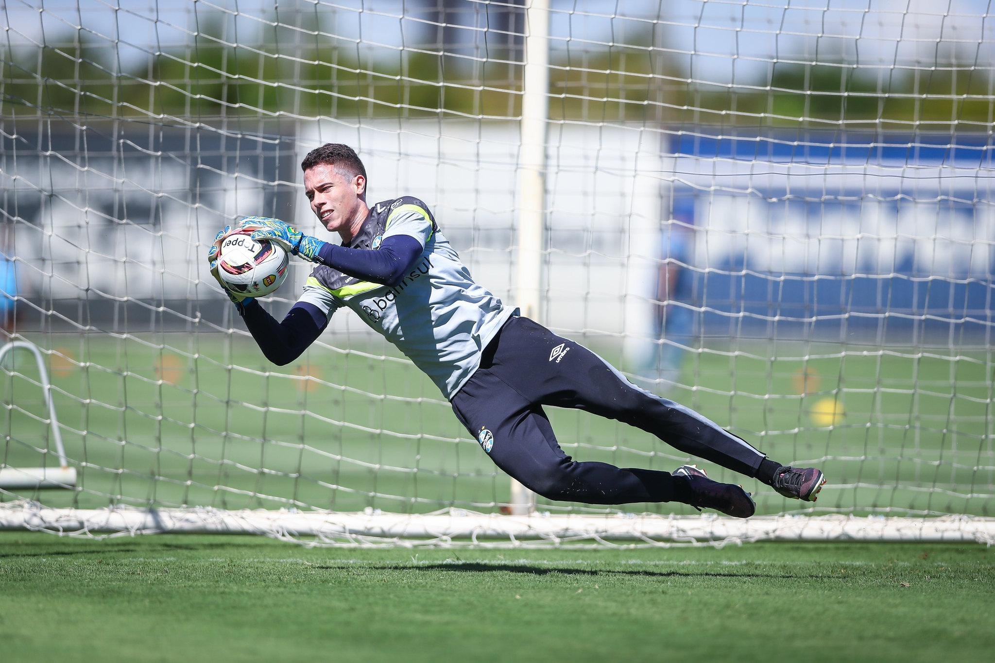 Brenno em treino do Gr&ecirc;mio no CT Presidente Luiz Carvalho