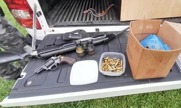 Houve apreens&atilde;o de 260 muni&ccedil;&otilde;es, um rev&oacute;lver calibre 38 e uma carabina de press&atilde;o