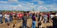 Integrantes do MST durante reintegração de posse em fazenda da Suzano invadidas na Bahia