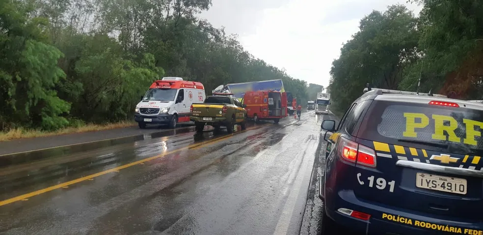 Colis&atilde;o entre ve&iacute;culos aconteceu em pista molhada