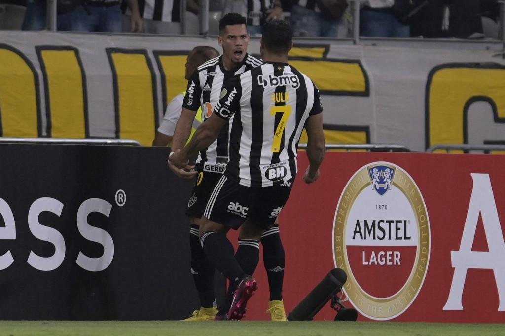 Hulk deu assist&ecirc;ncia e fez gola&ccedil;o no fim