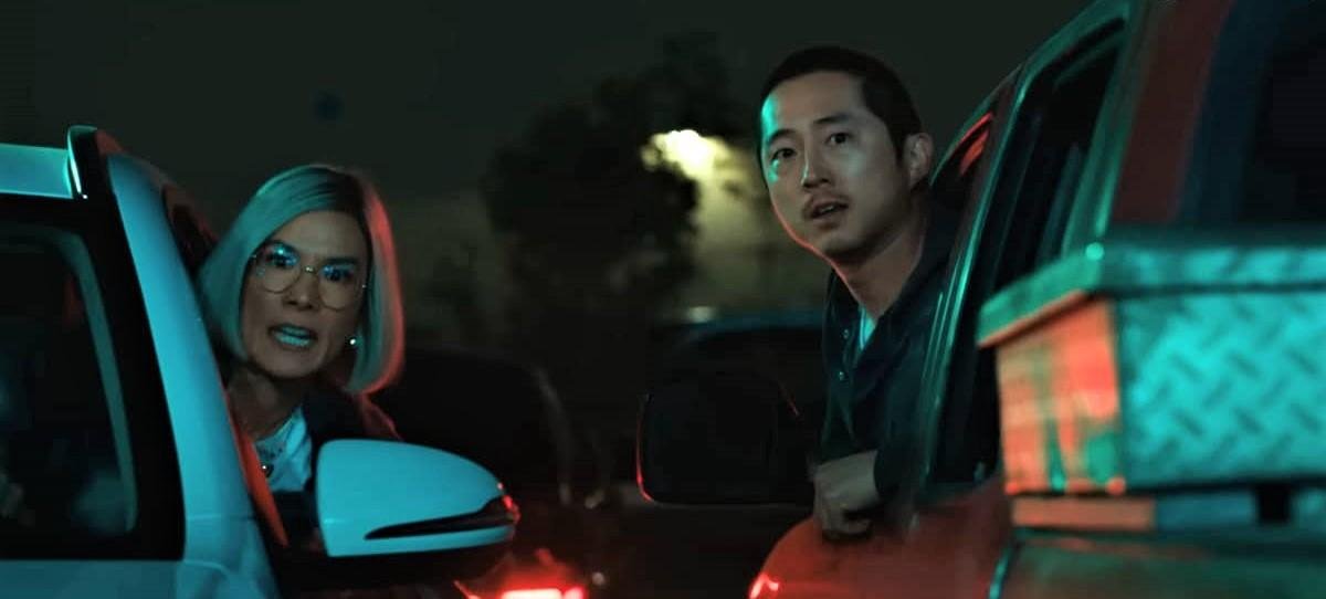 Ali Wong e Steven Yeun em com&eacute;dia