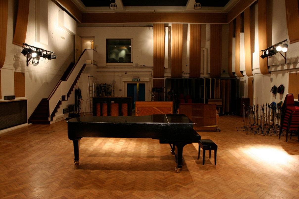 A sess&atilde;o de grava&ccedil;&otilde;es do &aacute;lbum de estreia dos Beatles foram todas no est&uacute;dio 2 da EMI, agora Abbey Road Studios