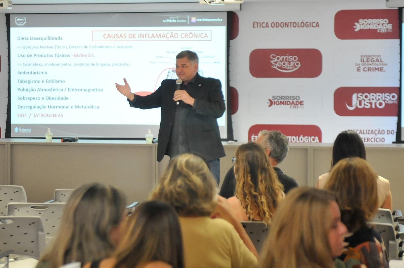 O presidente do CRO/RS, Nelson Eguia, falando aos presentes no evento.