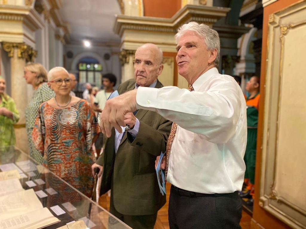 Secret&aacute;ria de Estado da Cultura, Beatriz Araujo; escritor Carlos Nejar, e o curador da mostra, Gilberto Schwartsmann