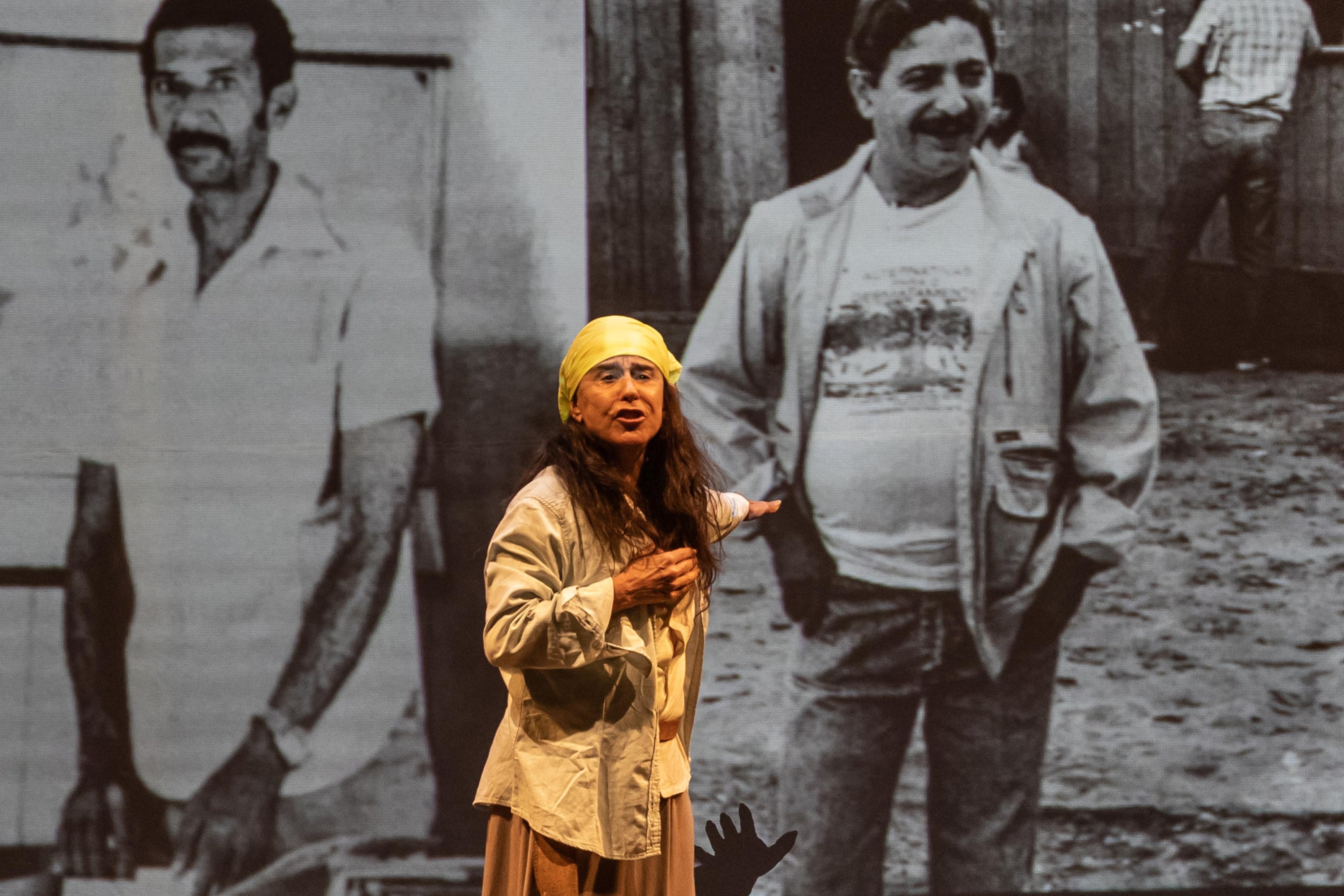 Luc&eacute;lia Santos encena a mem&oacute;ria da luta de Chico Mendes acompanhada de Valdiza Alencar e Cec&iacute;lia Mendes