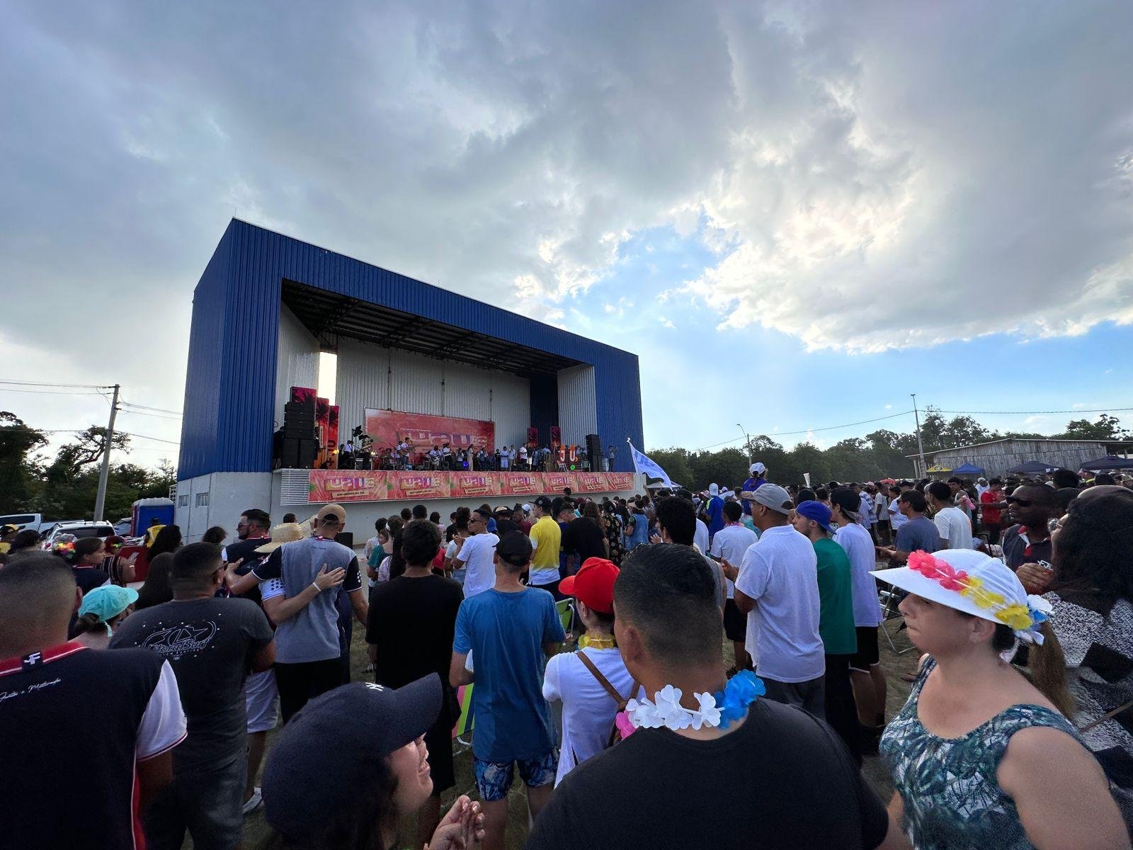 Grande p&uacute;blico no luau