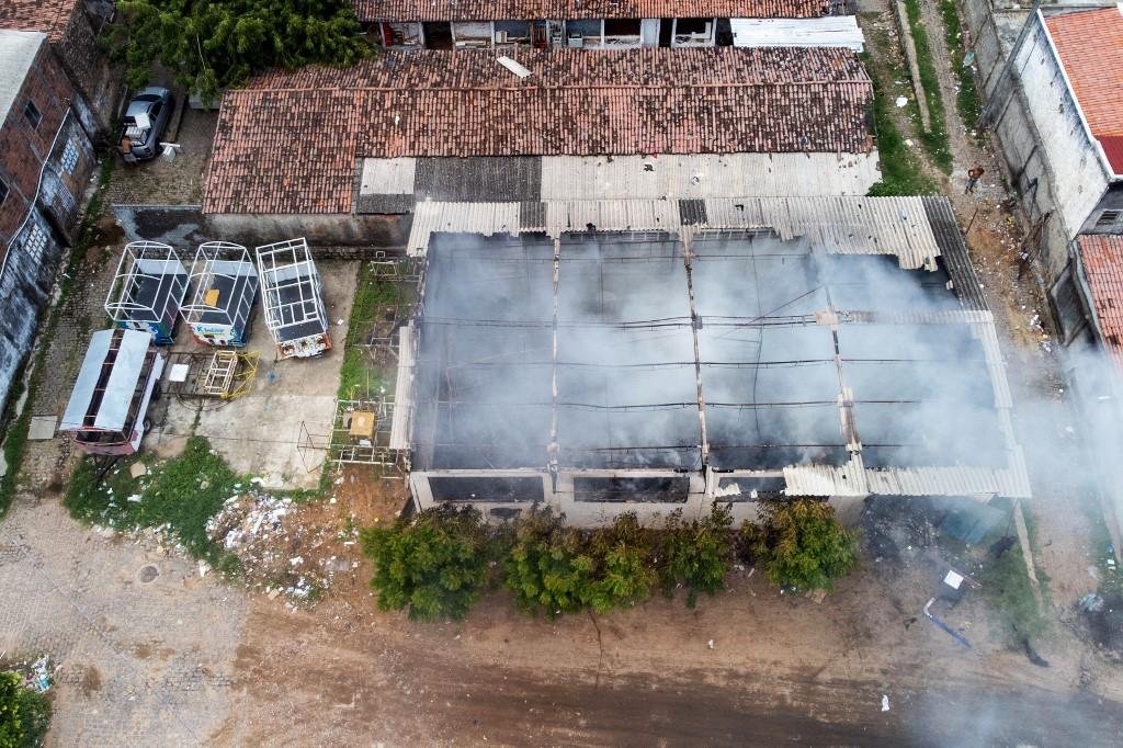 Pr&eacute;dios foram incendiados