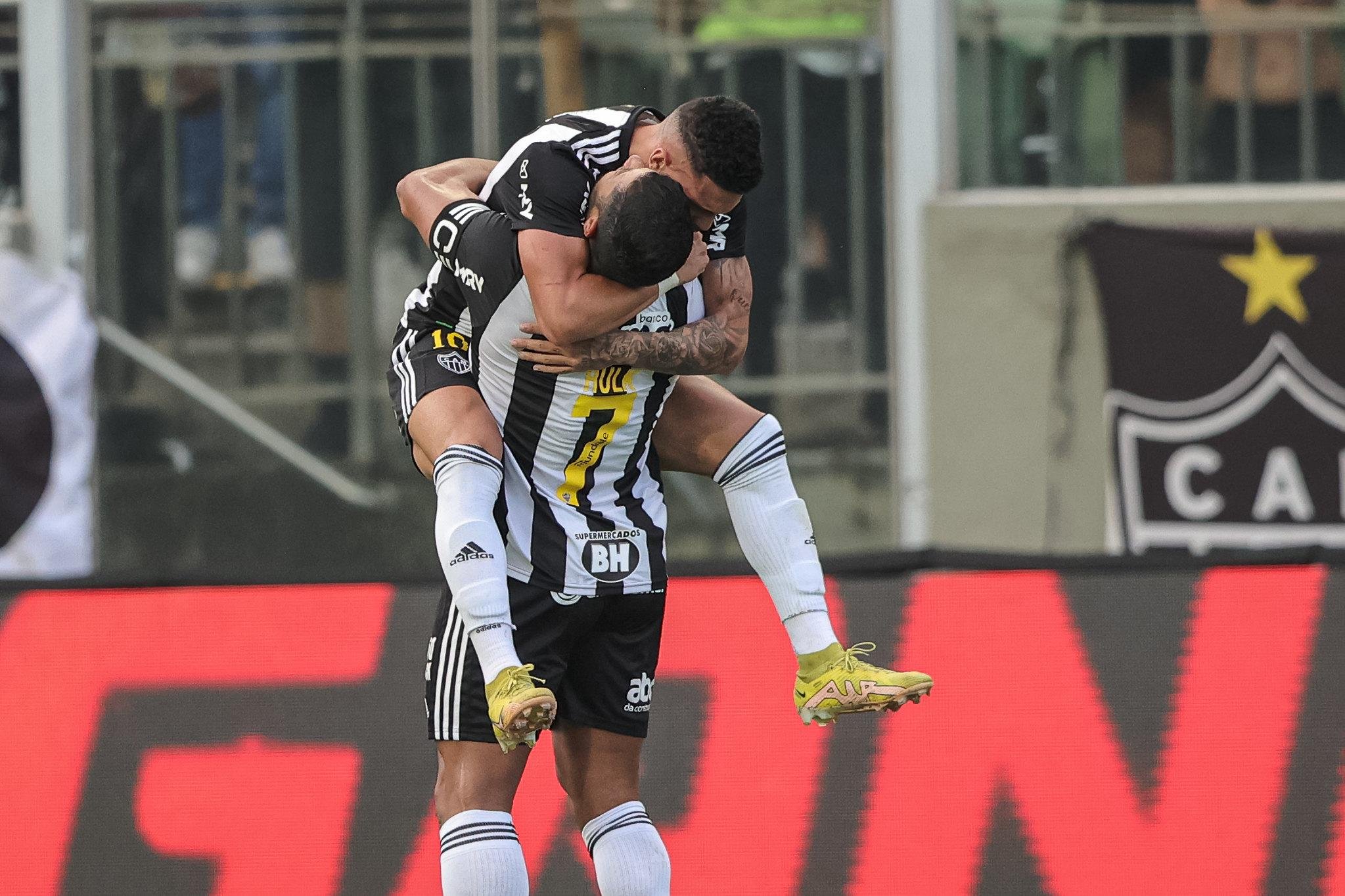 Hulk comemora com Paulinho o gol da vit&oacute;ria neste s&aacute;bado