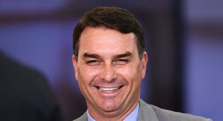 Senador Fl&aacute;vio Bolsonaro, que defende a aprova&ccedil;&atilde;o de pautas armamentistas