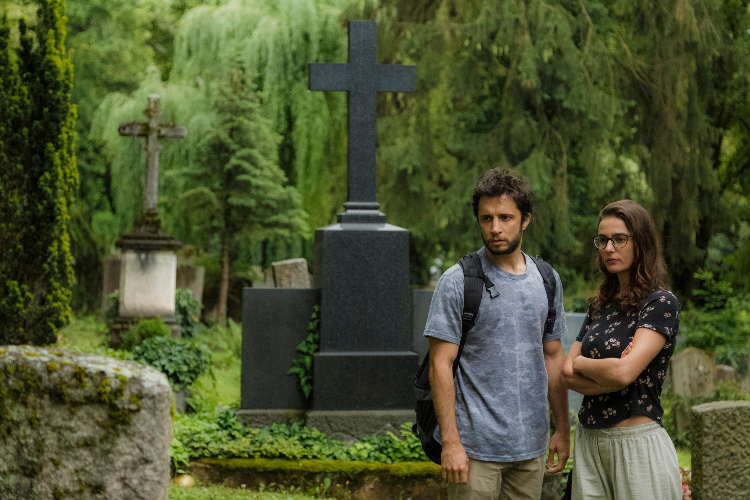 Na trama, os irm&atilde;os Carl (Kau&ecirc; Telloli) e Ana (Priscila Steinman) vivem um momento de luto