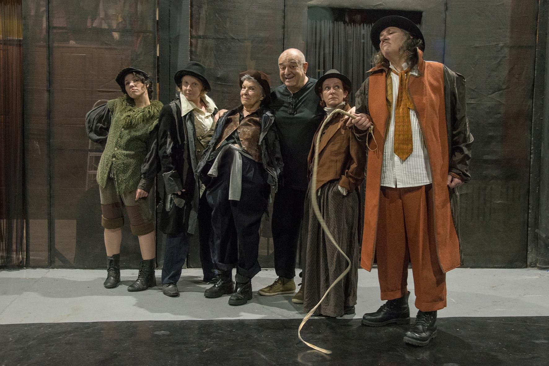 Valqu&iacute;ria Cardoso, Jana&iacute;na Pellizon, Sandra Dani, Z&eacute; Ad&atilde;o Barbosa, Lisiane Medeiros  e Arlete Cunha &agrave; espera de mostrar Godot.