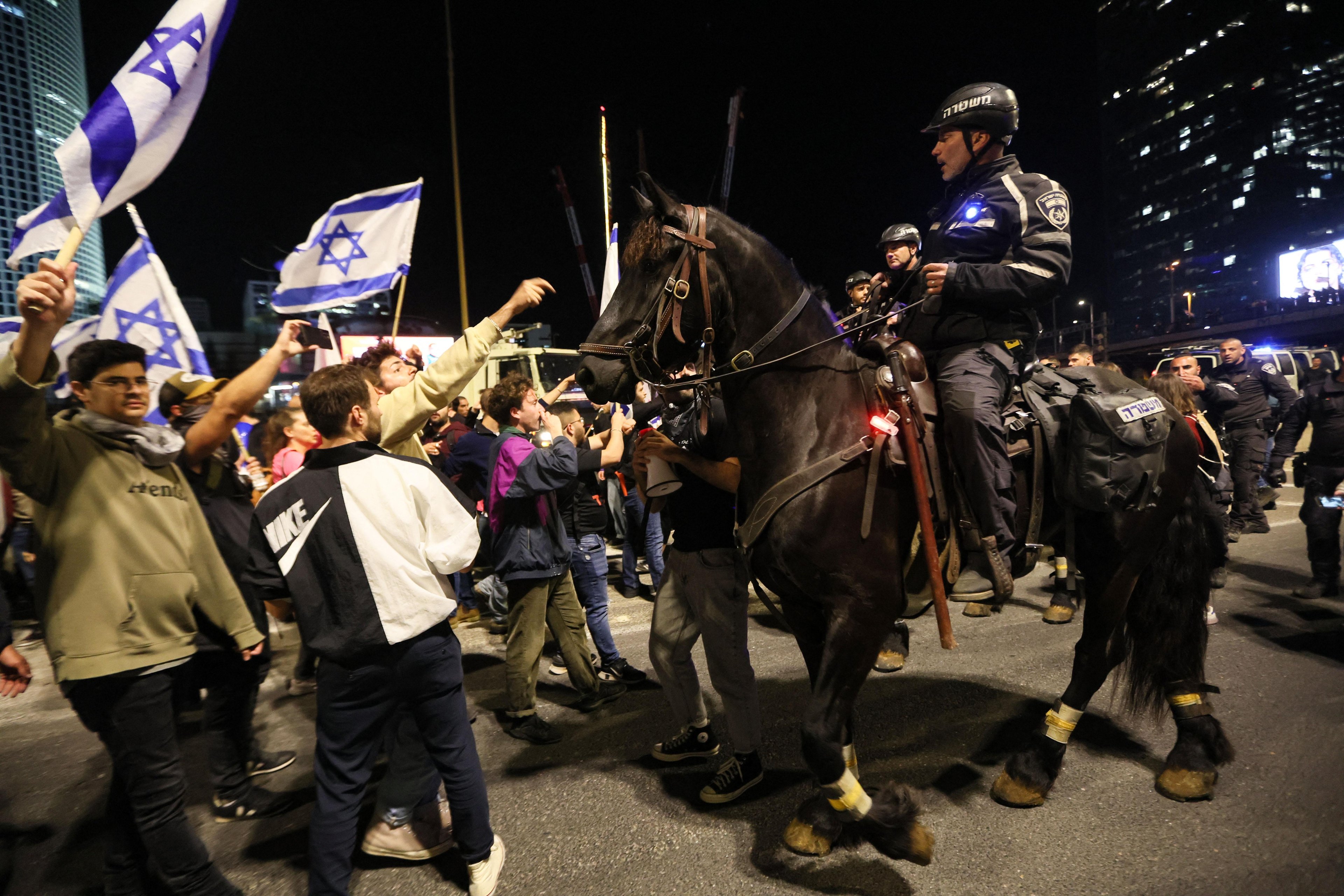 Popula&ccedil;&atilde;o israelense vai as ruas protestar contra a reforma constitucional