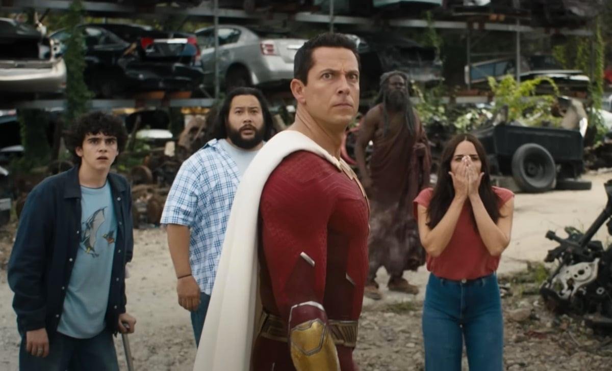 Shazam, ao lado de seus companheiros, tem de lutar contra  um trio de deusas gregas
