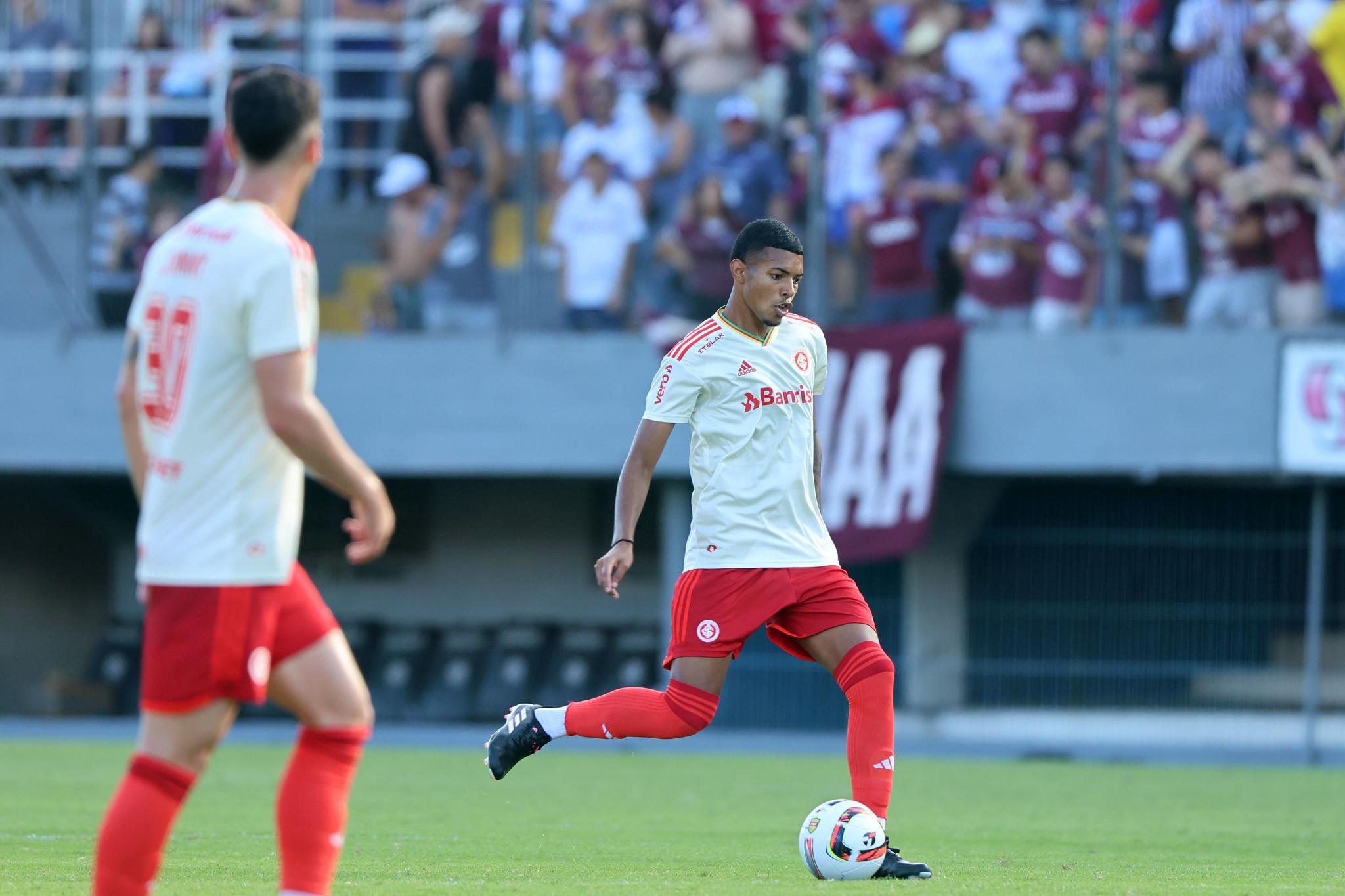 Matheus Dias foi titular no empate em Caxias do Sul