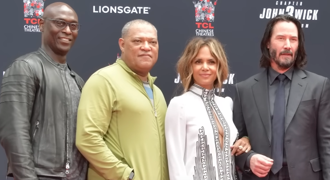 Lance Reddick ao lado de Laurence Fishburne, Halle Berry e Keanu Reeves