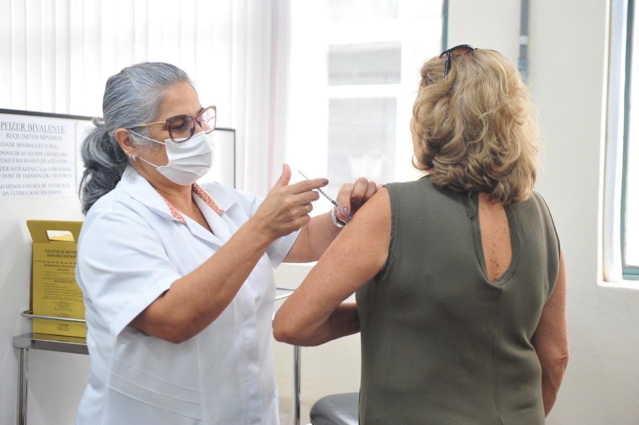 Atualmente a unidade de sa&uacute;de aplica, por dia, at&eacute; 450 doses da bivalente
