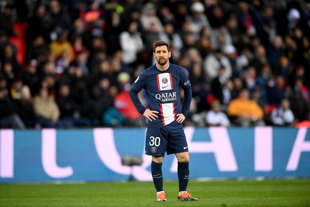 Messi em a&ccedil;&atilde;o com a camisa do Paris Saint-Germain