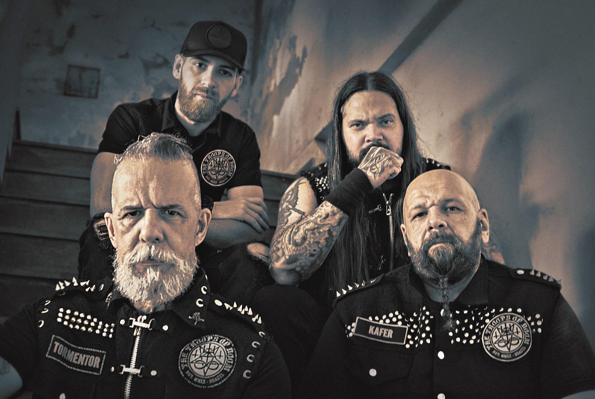 A banda The Troops Of Doom foi formada em 2020, durante a pandemia, pelo guitarrista da forma&ccedil;&atilde;o original do Sepultura, Jairo &ldquo;Tormentor&rdquo; Guedz (E, abaixo)