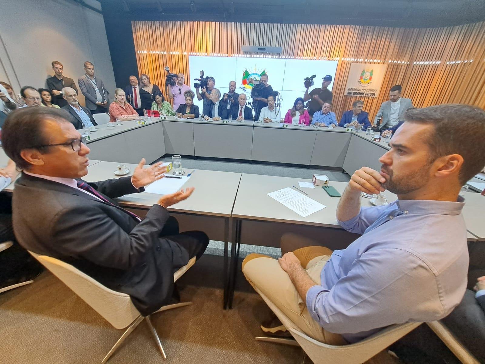 Ministro do Trabalho e Emprego, Luiz Marinho, em reuni&atilde;o com o governador do RS, Eduardo Leite, e outros representantes do Executivo e Legislativo ga&uacute;cho, no Pal&aacute;cio Piratini.