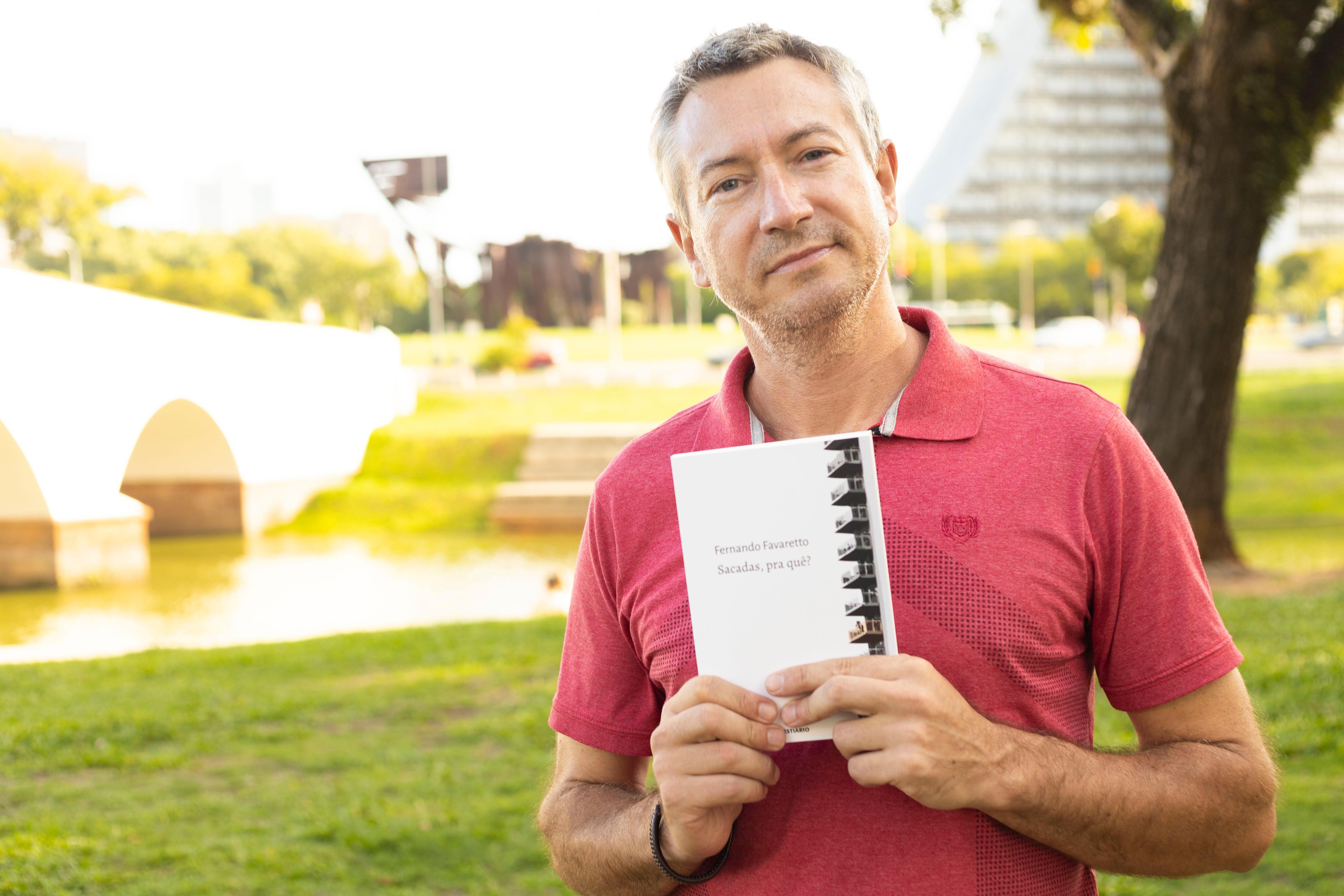 Escritor Fernando Favaretto lan&ccedil;a livro ambientado em Porto Alegre