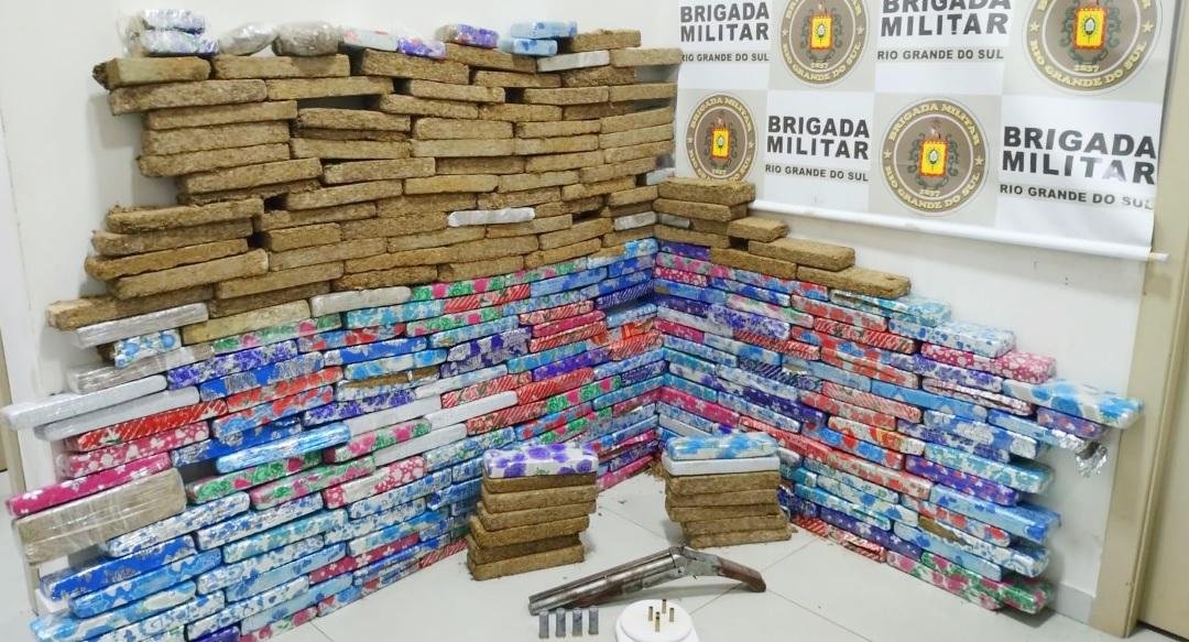 Houve ainda o recolhimento de um garrucha e muni&ccedil;&atilde;o com um traficante