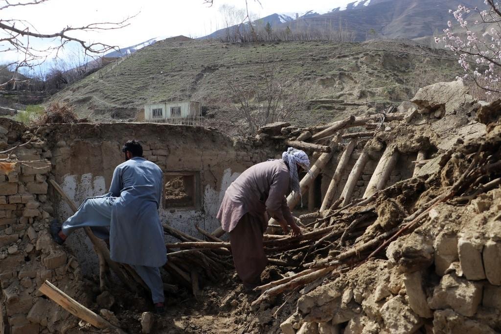 Terremoto  de 6,5 graus de magnitude destruiu casas