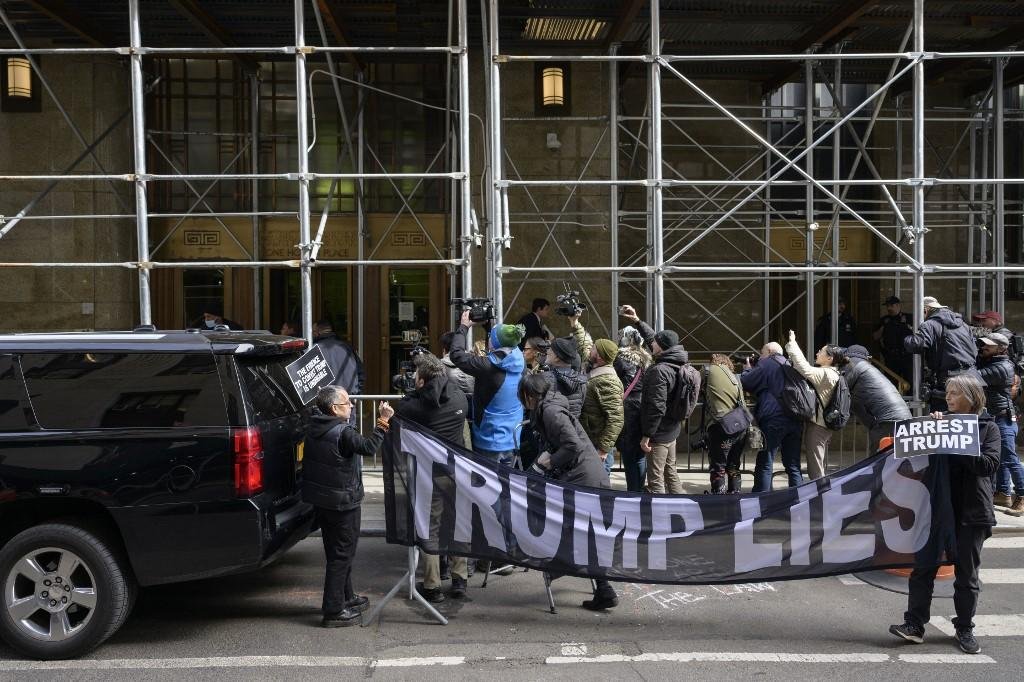 Manifestantes pedem a puni&ccedil;&atilde;o do ex-presidente perto da Trump Tower