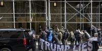 Manifestantes pedem a punição do ex-presidente perto da Trump Tower