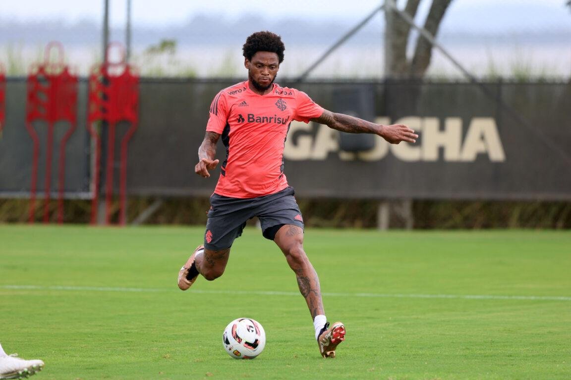 Luiz Adriano em treino nesta quarta-feira
