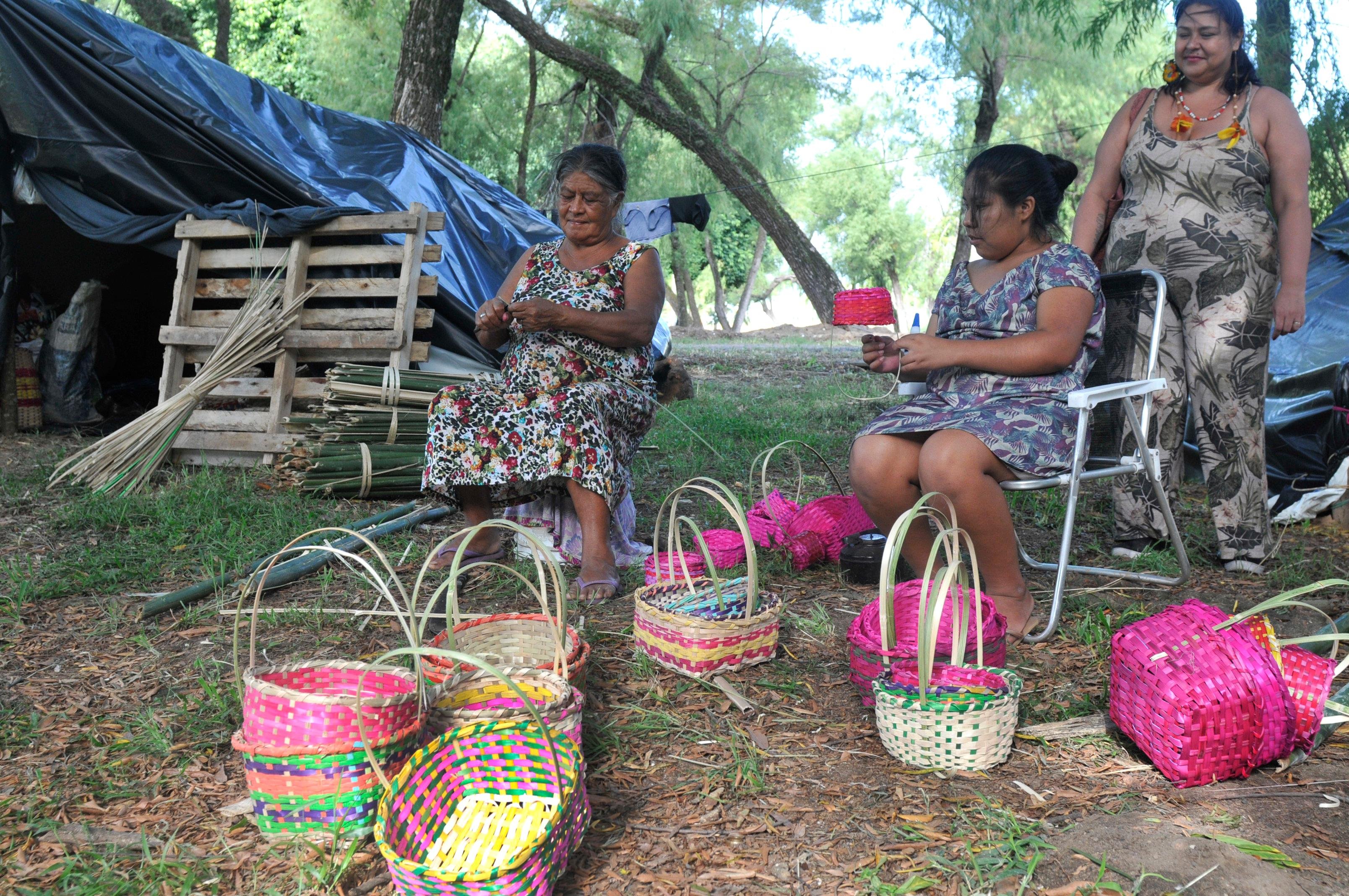 Mais de 100 artes&atilde;os kaingang j&aacute; est&atilde;o no Parque Harmonia produzindo os artigos para a P&aacute;scoa Ind&iacute;gena.