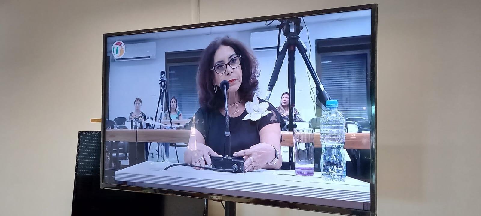 Ariane Schmitt se emocionou ao falar da rela&ccedil;&atilde;o com o menino