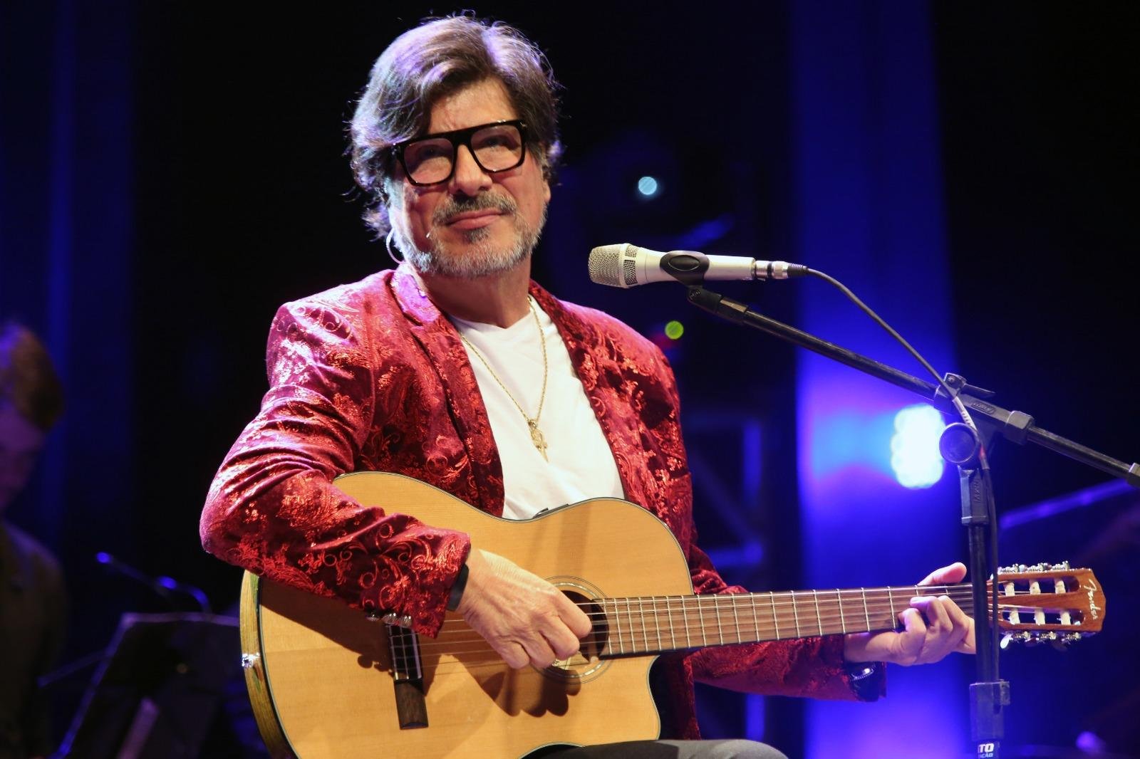M&uacute;sico S&eacute;rgio Rojas se apresenta na abertura do evento