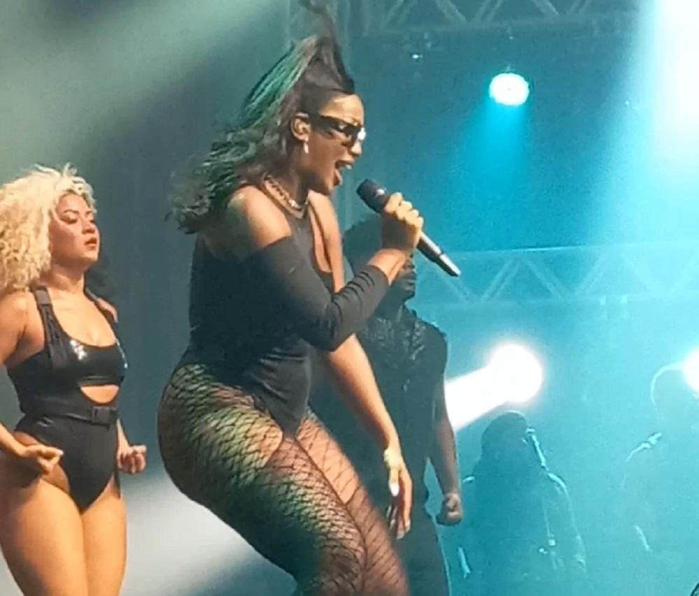IZA se apresentou em Porto Alegre em 3 de dezembro de 2022 no Ara&uacute;jo, cantando 17 can&ccedil;&otilde;es durante pouco mais de 1h15min de show