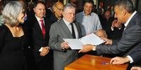 Ex-prefeito Guilherme Socias Villela recebe das mãos de Sebastião Melo a lei assinada antes do descerramento do letreiro do Centro Administrativo Municipal