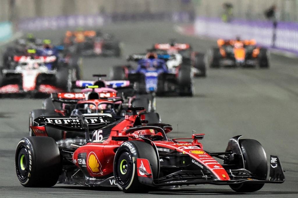 Leclerc lutando com a Ferrari