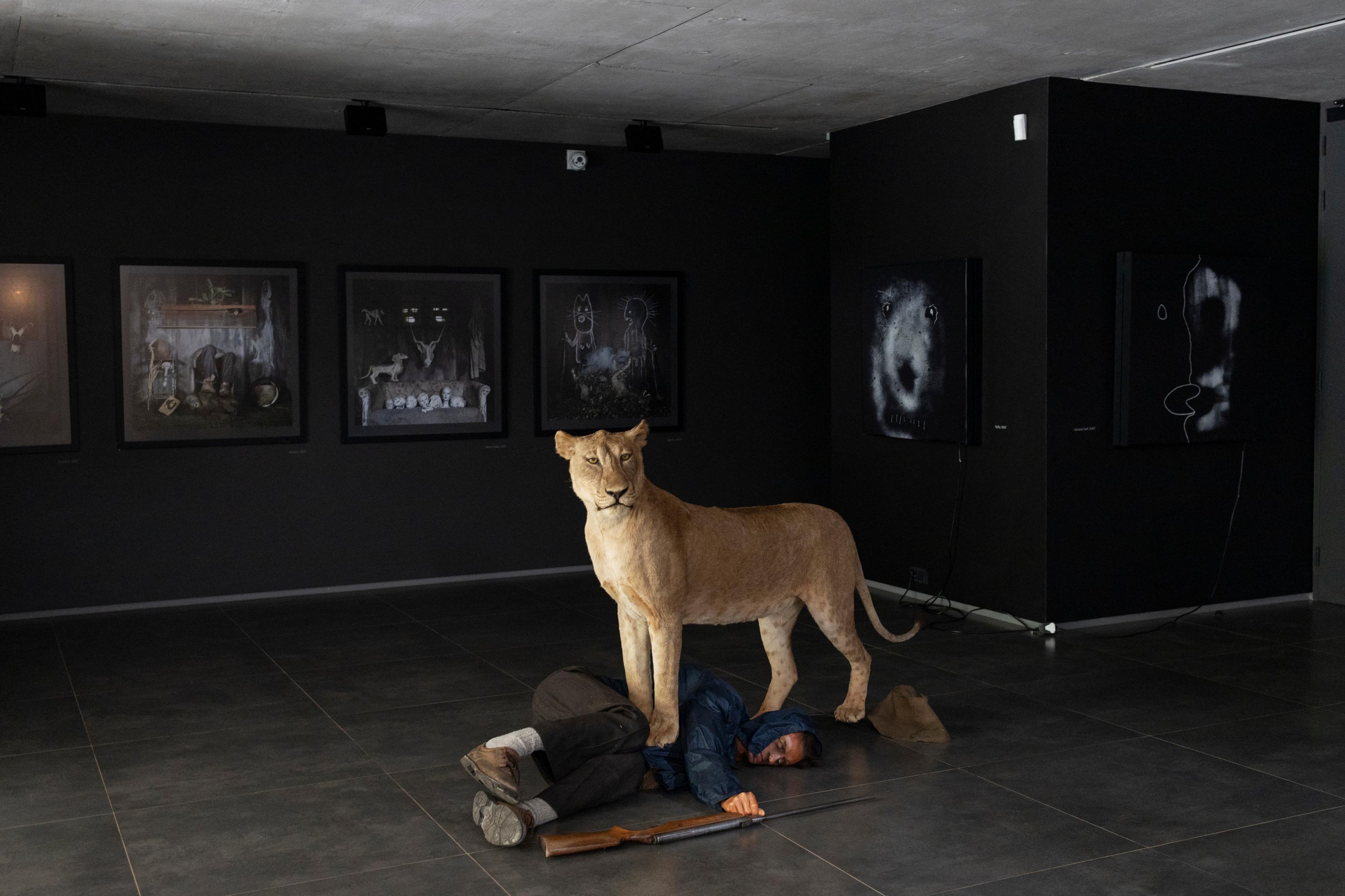 Uma vis&atilde;o geral do trabalho do artista fotogr&aacute;fico americano Roger Ballen na exposi&ccedil;&atilde;o End of the Game no Inside Out Center for the Arts em Joanesburgo em 16 de mar&ccedil;o de 2023. Ballen &eacute; conhecido por seu trabalho instigante que investiga a psique humana.