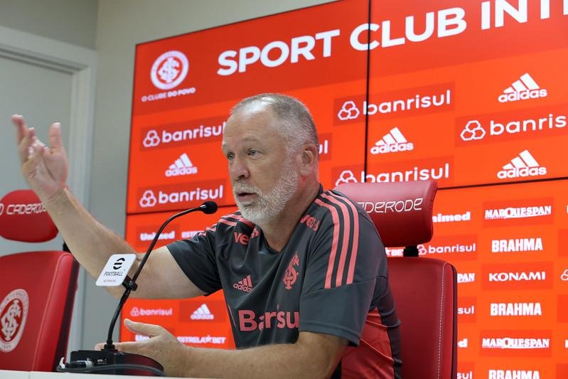 Treinador do Inter admitiu oscila&ccedil;&otilde;es e disse que equipe precisa melhorar para chegar &agrave; final