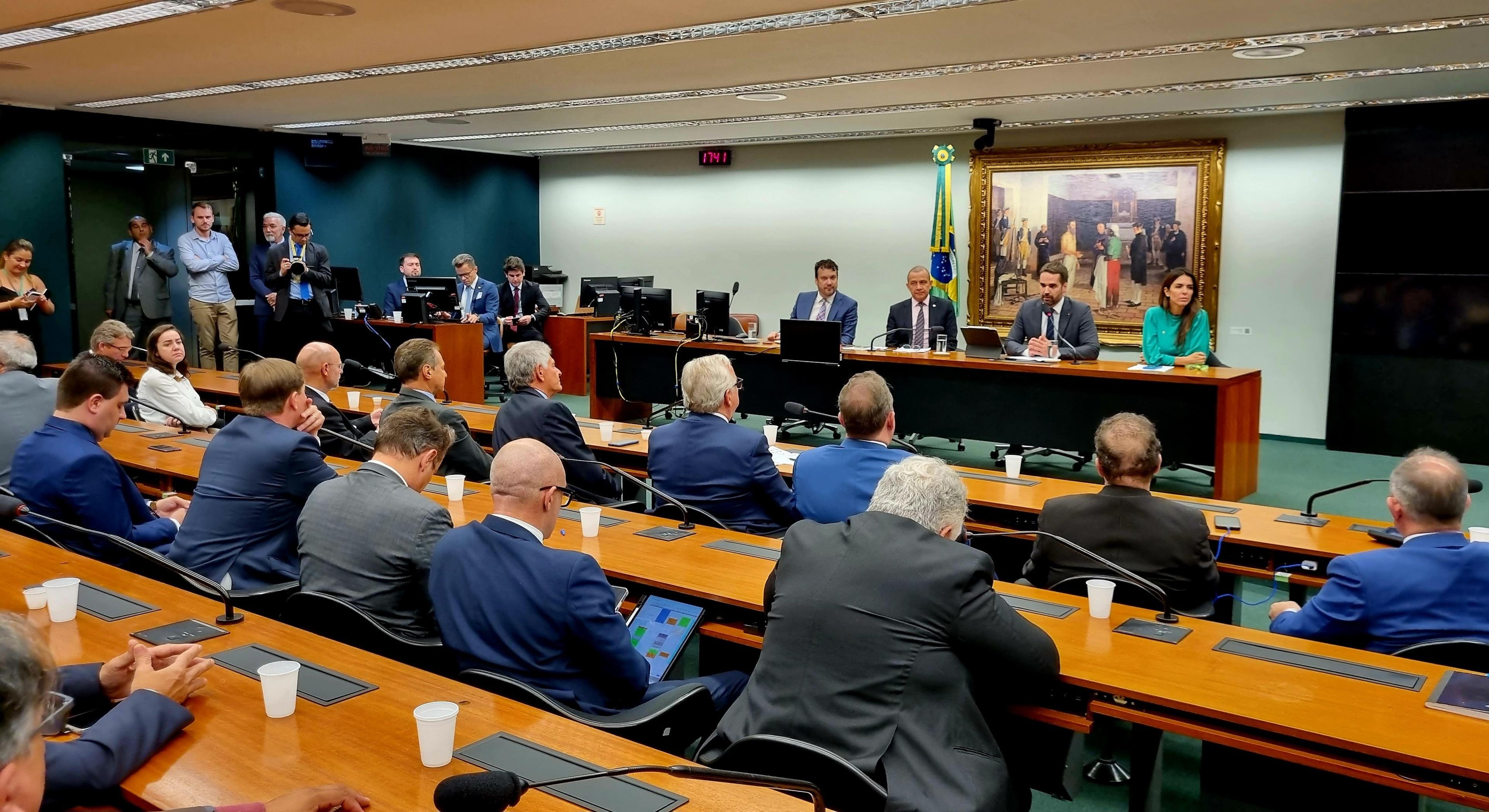 Governador Eduardo Leite reuniu-se com a bancada ga&uacute;cha no Congresso