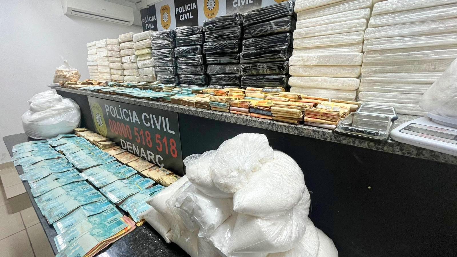 Aproximadamente R$ 242 mil em dinheiro tamb&eacute;m foram recolhidos