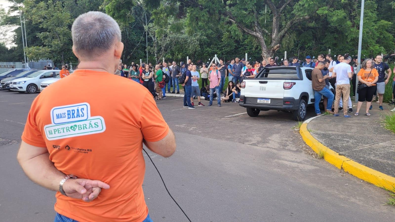 Manifestantes pedem suspens&atilde;o, por 90 dias, da venda de ativos da petroleira