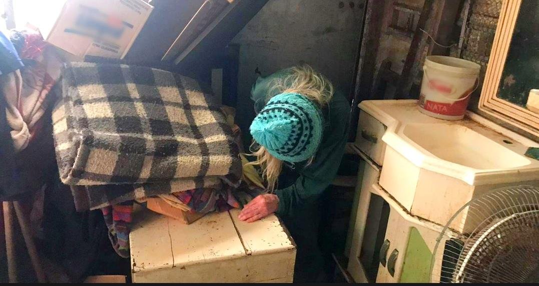 Senhora de 82 anos estava em situa&ccedil;&atilde;o degradante e com fraturas nos bra&ccedil;os e no rosto