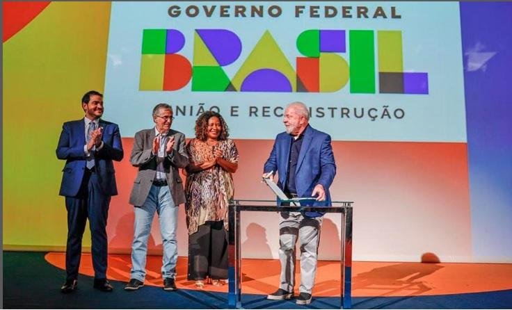 Ao lado da ministra da Cultura, Margareth Menezes, o presidente Lula assinou os decretos