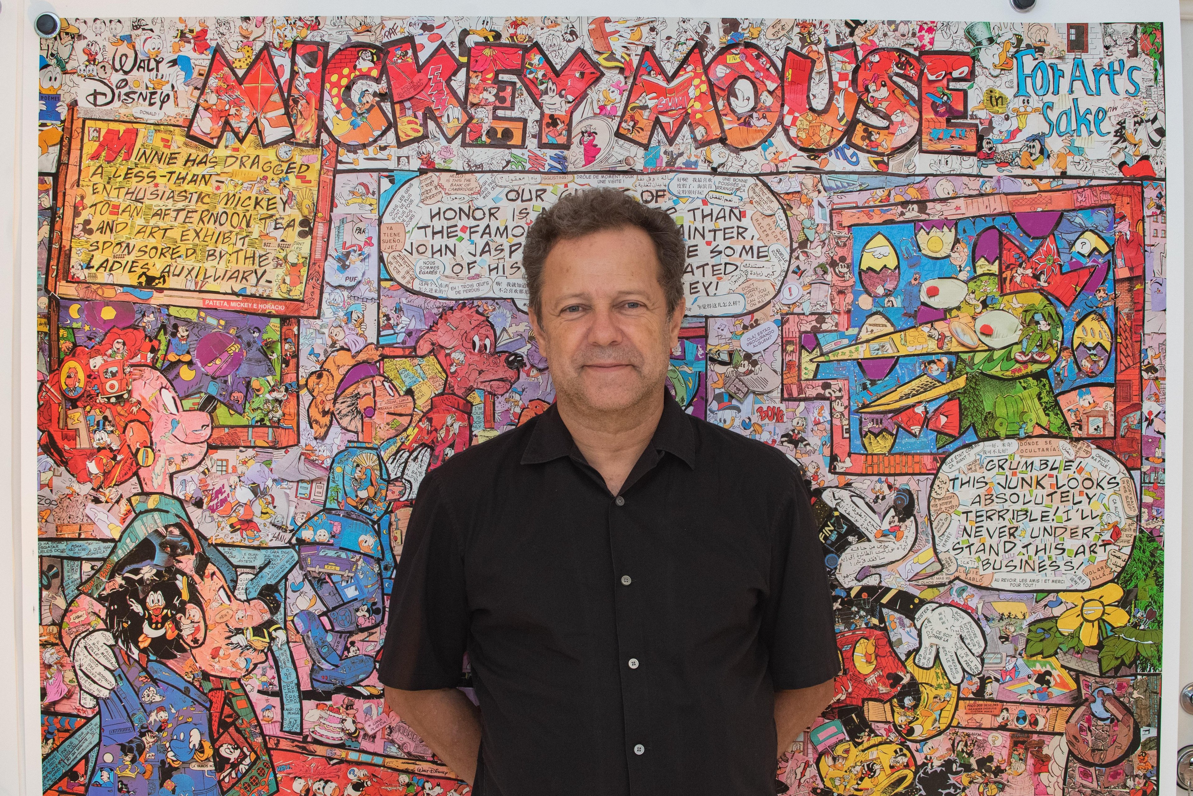 Vik Muniz com uma das obras da exposi&ccedil;&atilde;o &ldquo;Gibi&rdquo;