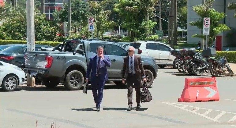 Advogados de Bolsonaro entregam armas &agrave; PF