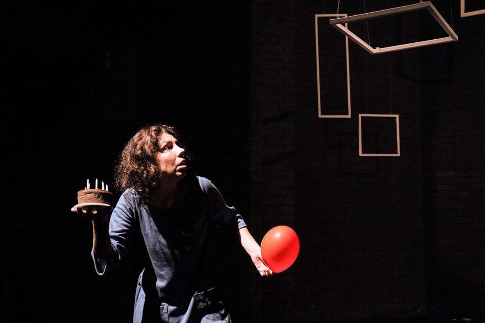 Atriz Marc&eacute;lli Oliveira no solo 'Se N&atilde;o Agora, quando?'