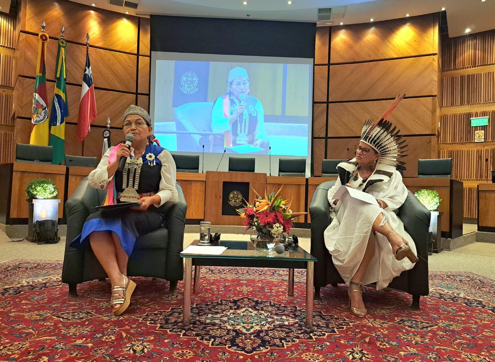A palestrante, Elisa Lonc&oacute;n, e a subprocuradora-geral do Trabalho, Edelamare Melo, anfitri&atilde; no evento.